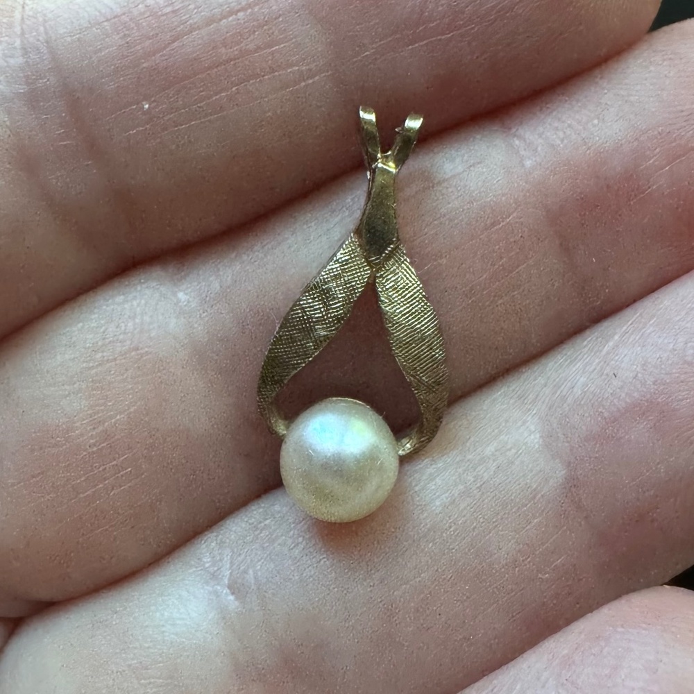 14k gold and pearl pendant